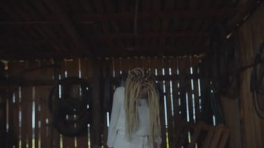 Karanlık barakada duran korkunç ölü hayalet kadın.