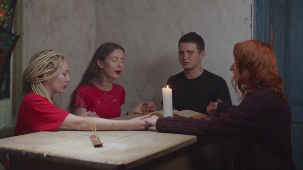 Människor på andlig seans skrämda av spöke — Stockvideo