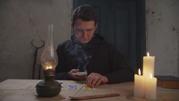 Mago negro practicando lectura de cartas del tarot — Vídeos de Stock