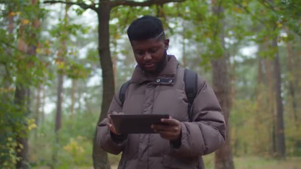 Африканський турист використовує додаток gps на цифровому планшеті — стокове відео