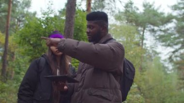 Tablet bilgisayarlı gezginler yürüyüş güzergahı hakkında tartışıyorlar