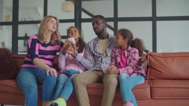 Famille diversifiée avec des enfants chantant karaoké à la maison — Video