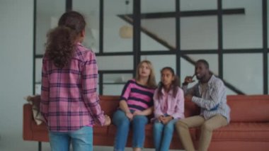 Mutlu çok ırklı aile içeride sessiz sinema oynuyor.