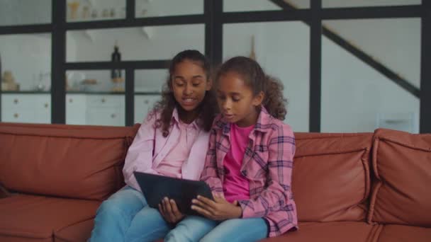 Pai africano despreocupado brincando com filhas dentro de casa — Vídeo de Stock