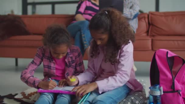 집에서 노트북으로 그림을 그리는 창의적 인 어린이들 — 비디오