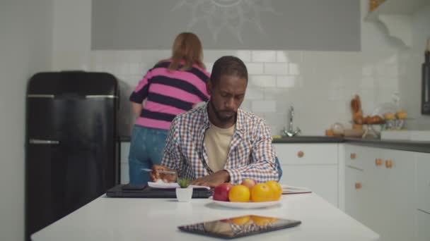 Mutfakta çok ırklı pozitif çiftler birleşiyor. — Stok video