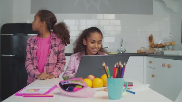 Niñas traviesas comprobando padres portátil — Vídeo de stock