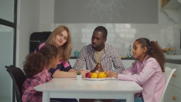 Διαφορετική οικογένεια με παιδιά συγκεντρωμένα στο τραπέζι της κουζίνας — Αρχείο Βίντεο