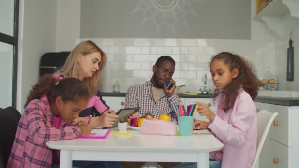 Diversa familia con niños relajándose en la mesa de la cocina — Vídeos de Stock