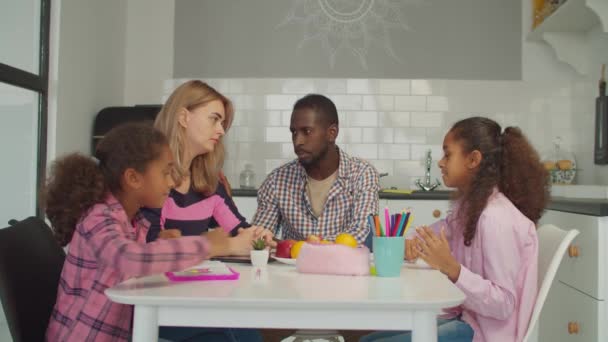 Çok ırklı ebeveynler kızlarını evde yetiştiriyor. — Stok video