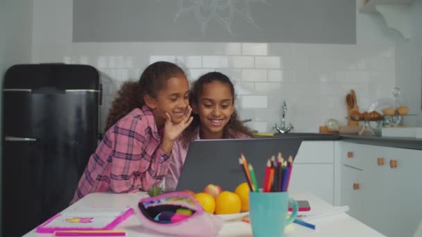 Neşeli kız kardeşler dizüstü bilgisayardan video yayınlıyorlar. — Stok video