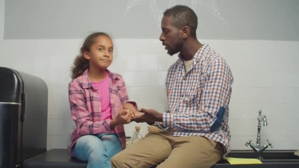 Amar a papá y niños compartiendo y hablando en la cocina — Vídeos de Stock