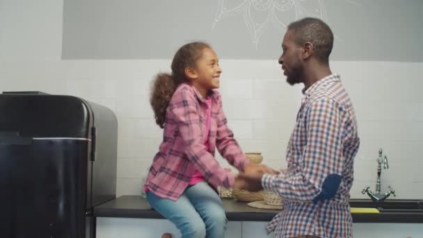 Afrikanische Vater und Tochter haben Spaß in Küche — Stockvideo