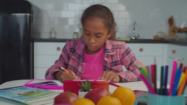 Inteligente enfocado negro chica aprendizaje en cocina — Vídeo de stock
