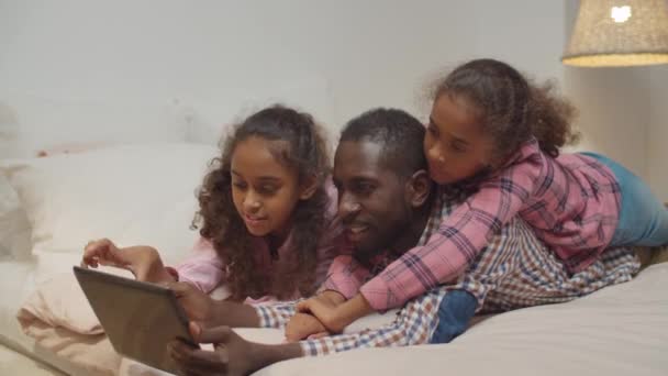 Afrikanische Vater und Kinder surfen online auf Tablet-PC — Stockvideo
