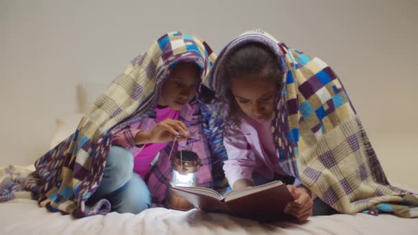Általános korú nővérek olvasás könyv alatt takaró