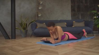 Tabletli kadın eğitim videosu arıyor