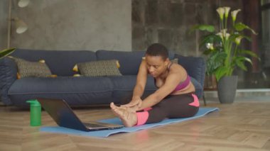 Siyah kadın ısınma egzersizi yapıyor.