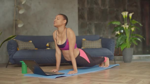 Yoga kvinna stretching ab muskler i kobra hållning — Stockvideo