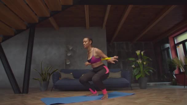 Sporty mulher apto fazendo de volta agachamento com barra de corpo — Vídeo de Stock