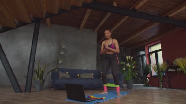 Mujer haciendo ejercicio crossfit con banda de resistencia — Vídeo de stock