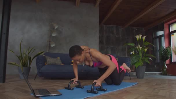 Подходящая женщина не может выполнять упражнения со штангой отжимания — стоковое видео