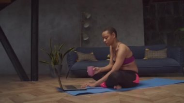 Eğitimden sonra dizüstü bilgisayarda çalışan sağlıklı bir kadın.