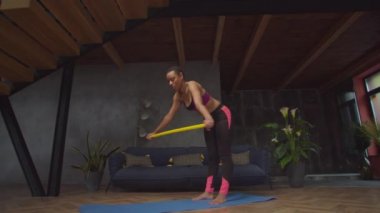 Aktif fit siyahi kadın barla çalışıyor.