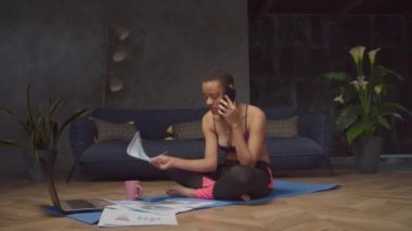 Serbest çalışan kadın telefonda iş projesini tartışıyor