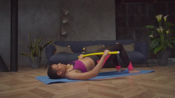 Sporty mulher apto fazendo glute ponte exercício — Vídeo de Stock