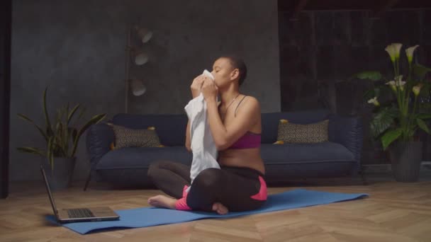 Mujer fitness cansada limpiando el sudor con toalla interior — Vídeo de stock