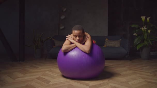 Cansado aptidão desportiva feminino relaxante em fitball — Vídeo de Stock