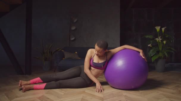 Fitness kobieta robi stabilność piłka boczna nogi podnieś — Wideo stockowe