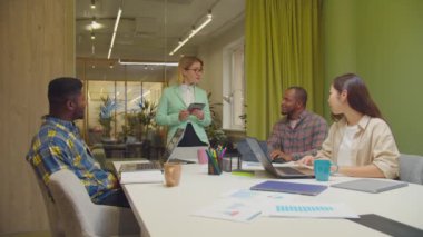 İş kadını ofis personeli toplantısında konuşuyor