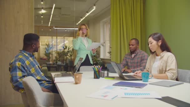 Líder da equipe feminina dando tarefas ao pessoal no escritório — Vídeo de Stock