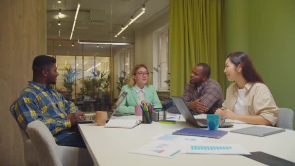 Reunión del equipo de negocios multiétnicos en la sala de juntas — Vídeos de Stock