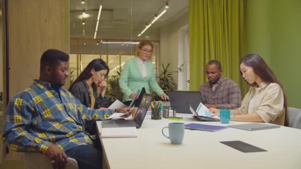 Uomini d'affari multietnici che lavorano in ufficio — Video Stock