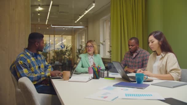 Colaboradores de negocios trabajando en sala de conferencias — Vídeos de Stock