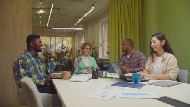 Parceiros de negócios diversos compartilhando ideias na sala de reuniões — Vídeo de Stock