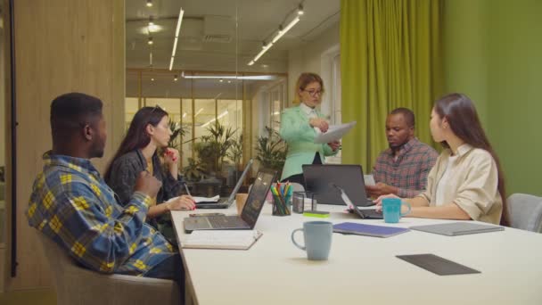 Female boss sharing financial charts with employees — Stock Video