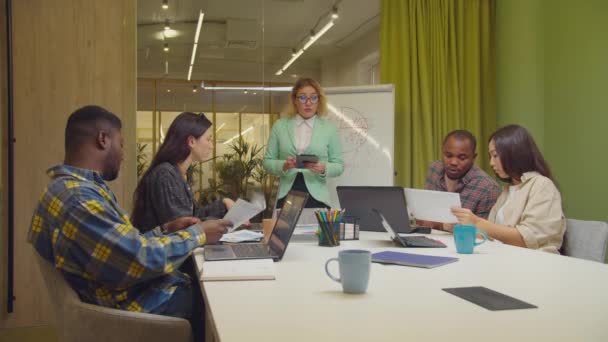 Equipe de negócios bem sucedida trabalhando no projeto no escritório — Vídeo de Stock