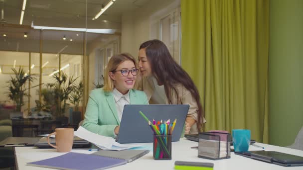 Positive Mitarbeiterinnen flüstern Büro-Klatsch — Stockvideo