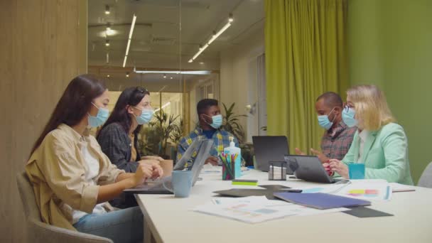 Equipo de negocios en cara máscaras reunión en la oficina — Vídeos de Stock