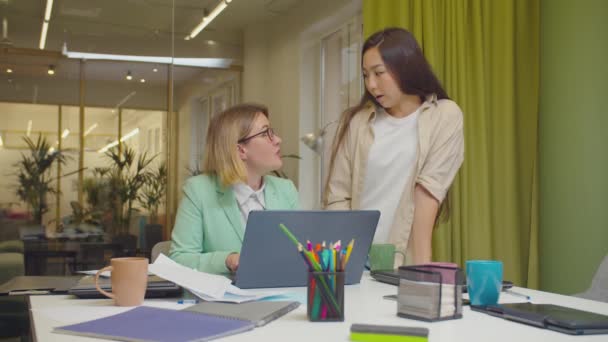 Diversas mulheres de negócios que trabalham no escritório moderno — Vídeo de Stock