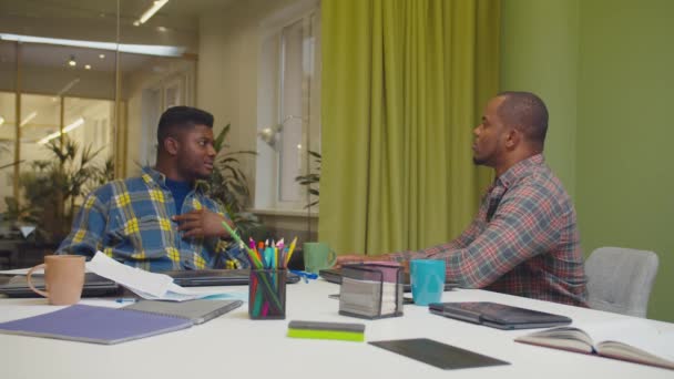 Gestionnaires africains masculins argumentant dans le bureau moderne — Video