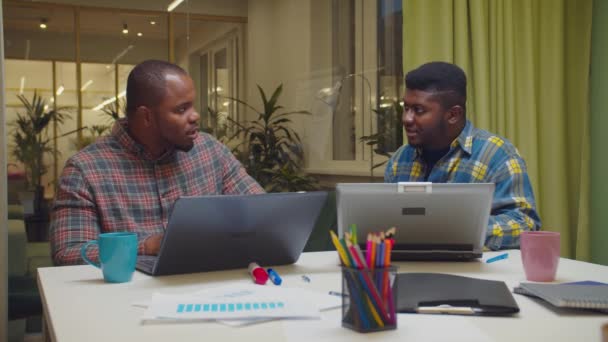 Чорношкірі бізнес-колеги працюють в офісі — стокове відео