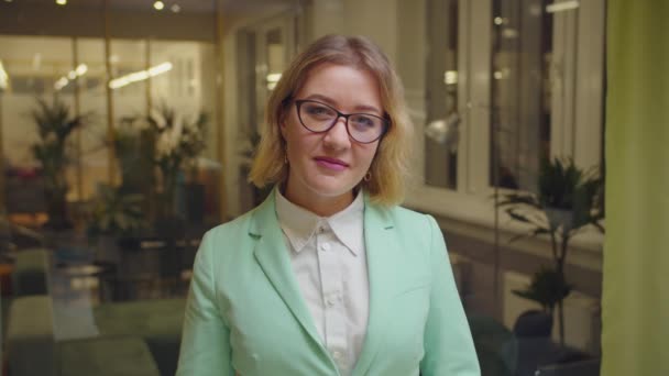 Portrait of successful business woman in eyeglass — Stok Video