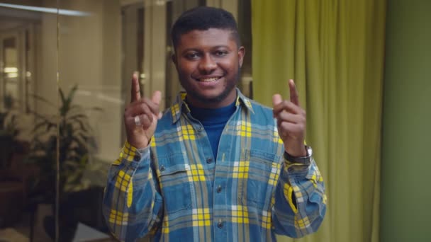 Cara africano feliz fazendo gesto arma mão interior — Vídeo de Stock