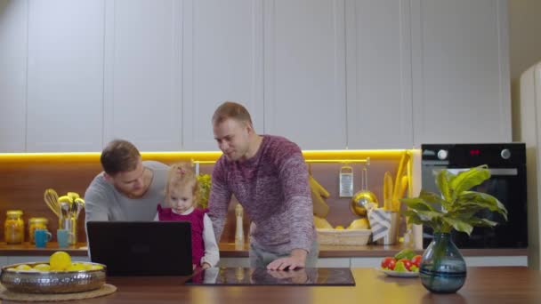 Bebekli eşcinsel ebeveynler internetten çizgi film izliyor. — Stok video
