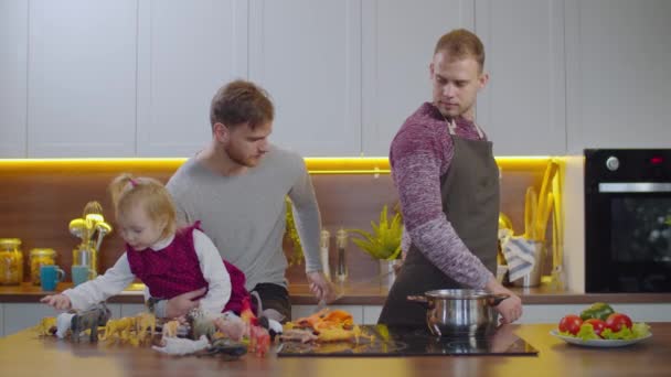 Meleg pár gyerekkel, akik otthon készülnek főzni. — Stock videók